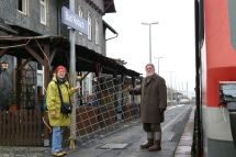 Rosi und Michael am Bahnhof Bad Rodach mit neuer Horstunterlage