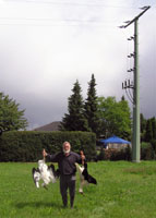 Michael Zimmermann mit zwei Kriechstromopfern, im Hintergrund der gefährliche Mittelspannungsmast